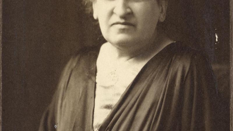 Portrait|Aletta Jacobs achter-haar-Bureau-III|Peace Palace Library
