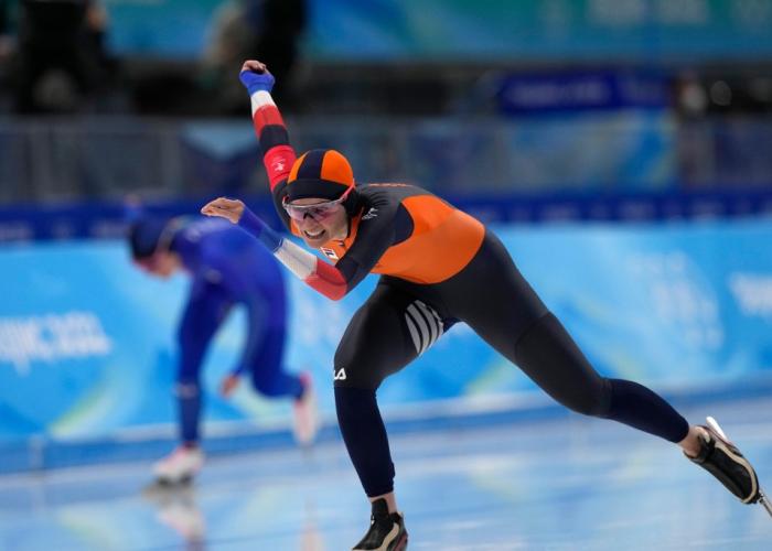 Irene-Schouten-wins-womens-3000m-speed-skating-sets-Olympic Record
